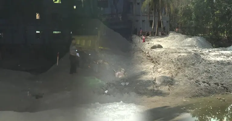 বরিশালে রাতে ও দিনে ভরাট করা হচ্ছে পুকুর